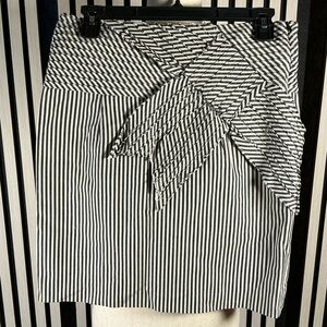 CARE ME…..PURRR Black and Beige Patterned Mini Skirt Sz M